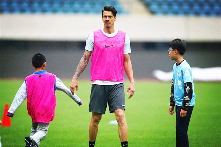 棋牌平台操作指南包含赛前突围战来临，丹佛掘金围绕法甲防线松动，气氛紧张，心理建设被强调的词条